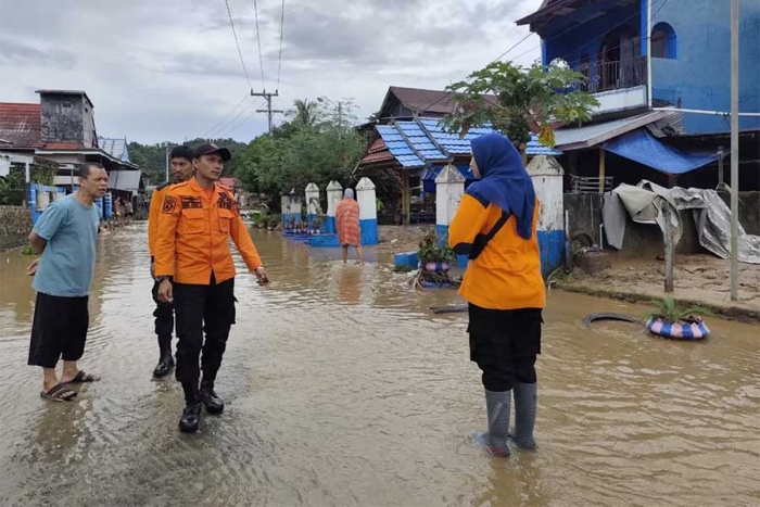 Los equipos de emergencia señalan que los trabajos de rescate de residentes continúan mientras vigilan las inundaciones ante el potencial impacto en otras poblaciones