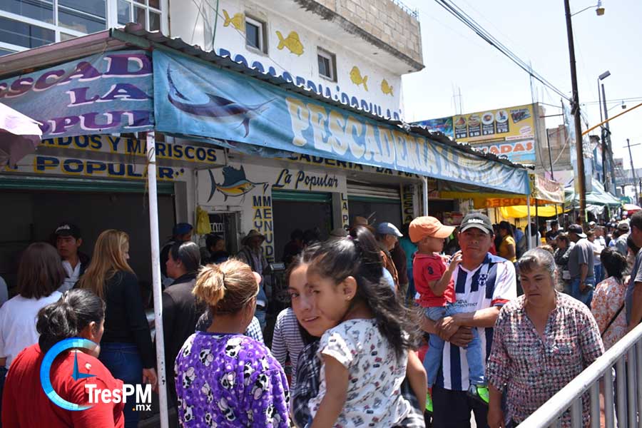 Aglomeraciones en San Luis Mextepec por venta de pescados y mariscos