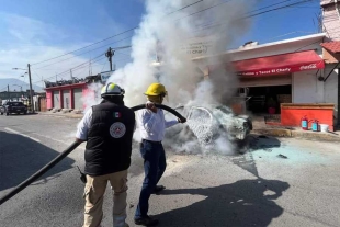 Se incendia automóvil en la Toluca-Tenango del Valle