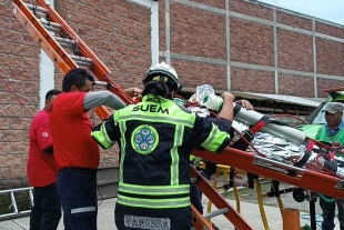 Luego de varios minutos de maniobras, el hombre fue bajado de la parte superior de la bodega y trasladado a un hospital para recibir atención médica.
