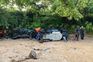 Al intentar cruzar el rio que se ubica en el tramo de Apango-Atliaca, más de 30 vehículos fueron arrastrados por la corriente