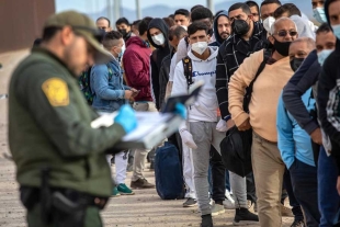 La oferta de Donald Trump incluye un boleto de avión y la posibilidad de ser considerados para regresar al país de manera legal.