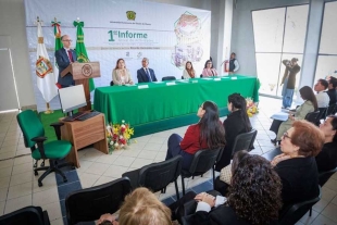 En el acto se entregó un tanque estacionario de tres mil 400 litros, 250 pupitres, cinco mesas con sombrilla para jardín, 15 computadoras y 15 sillas para personal administrativo.