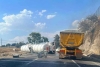 Vuelca pipa con combustible en la Toluca-Atlacomulco; hay derrame
