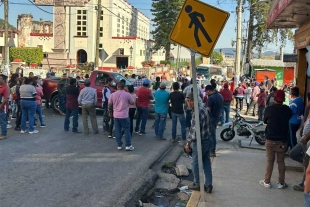 Los mismos pobladores emitieron un toque de queda el cual obligó a los vecinos a caminar por varios kilómetros para poder acceder al municipio