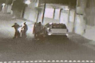 Captan robo de camioneta por sujetos en moto en colonia de Toluca