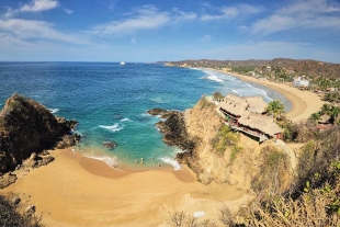 En Zipolite los visitantes pueden disfrutar del mar y la vista que tiene al atardecer