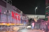 Intenta ganarle el paso al tren y se queda atorado