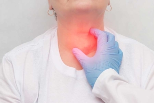 La lengua es uno de los órganos vulnerables al cáncer debido al contacto constante con irritantes como el tabaco, el alcohol, microlesiones y una higiene bucal deficiente.