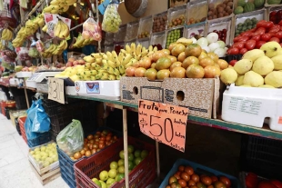 Aide Nieto, comerciante de fruta en el mercado Juárez detalló que la fruta “más barata” es la caña