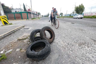 Colocan llantas para prevenir accidentes