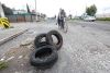 Colocan llantas para prevenir accidentes