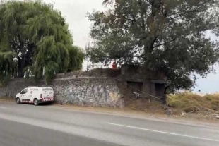 La víctima, de entre 30 y 35 años de edad, vestía una chamarra, pantalón de mezclilla, gorra y tenis negros