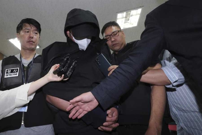 Arrestan a hombre que abrió la puerta de un avión en Corea