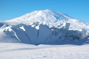 El especialista explicó que el calor de las erupciones sublglaciales continuarían acelerando el deshielo de la Antártida.