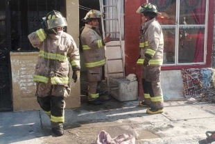 Elementos del cuerpo de bomberos de Metepec lograron ingresar al inmueble