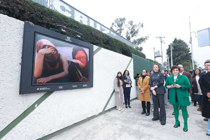 La servidora universitaria expresó que las fotografías exhibidas son la voz visual de alumnas y alumnos: