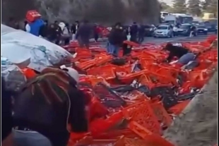 Vecinos hacen rapiña tras volcar tráiler con pan y galletas en la Toluca- Atlacomulco