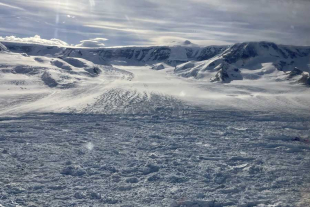 Este retroceso es impactante, pues podría cambiar las predicciones para otros glaciares más grandes de la Antártida.
