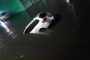 Los habitantes también señalaron que los cárcamos de alivio construidos el año pasado para desalojar el agua acumulada no funcionaron durante la lluvia.