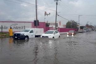 Intensa lluvia deja severos encharcamientos en Toluca