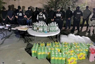 En el sitio se aseguraron decenas de botellas de alcohol, sustancias con características de droga, un arma corta calibre 9 y más de 100 mil pesos en efectivo