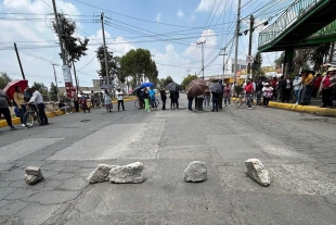 Los habitantes colocaron piedras y llantas a lo largo de la vialidad