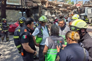 Cerca de la una de la tarde se reportó a través de llamadas a los servicios de emergencia sobre el derrumbe de la estructura de un edificio abandonado ubicado sobre la calle Atenas