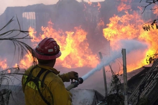 Los voraces incendios en el sur del estado obligan a los bomberos a redoblar esfuerzos por los fuertes vientos Santa Ana