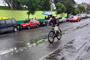 Como medida preventiva, los ciclistas colocan luces a sus bicicletas, usan chalecos con distintivos o cascos con alguna señalización