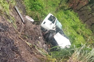 Pipa con combustible cae a barranco de 20 meteos en la Toluca-Altamirano