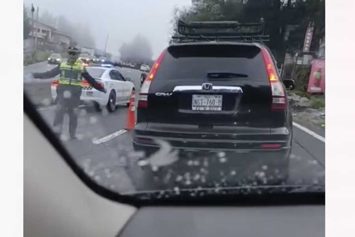 Mientras se atendía esa volcadura, otro percance por alcance se registró en la zona conocida como &quot;Cola de Pato&quot;
