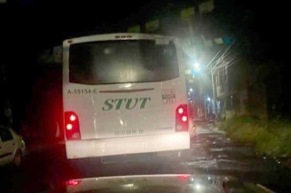 Arrolla chofer de transporte público a peatón y huye en Toluca