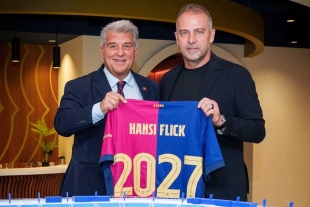 La renovación de Flick se produce en un momento clave, con el equipo ya campeón de LaLiga y con la mirada puesta en la próxima temporada. 