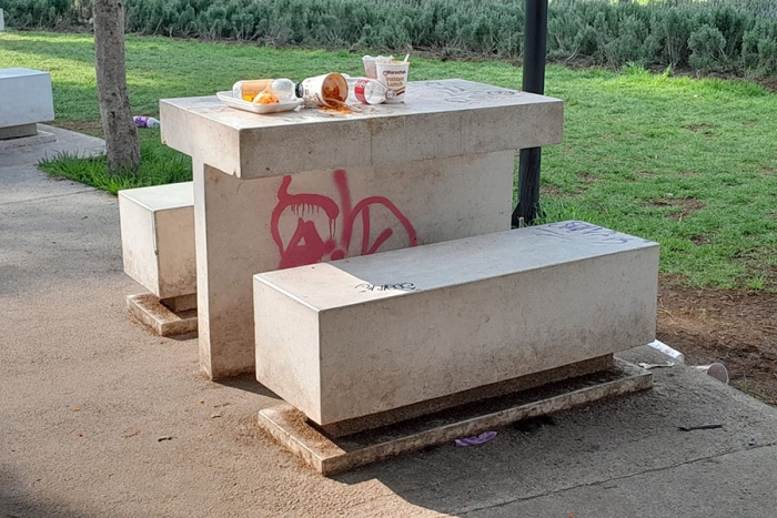 Para algunas personas la falta de botes de basura es un factor que provoca que la gente deje su basura en dichos lugares.