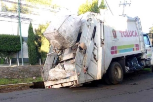 En este sitio se habían hecho trabajos en la cinta asfáltica que ya presentaba algunas grietas y baches