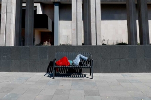 El hombre en la banca