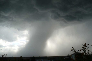 Los tornados que azotaron a ambos estados también dejaron decenas de heridos, miles sin electricidad; autoridades continúan búsqueda y rescate.