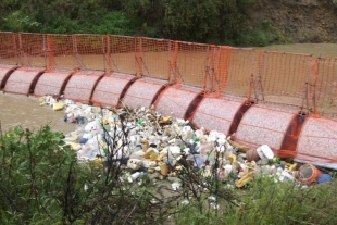 La barrera se mantendrá por dos años en el canal del río Tijuana