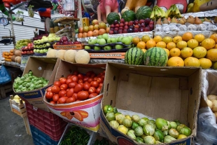 Dentro de los productos agropecuarios, destacó la inflación anual de 23.55% en las frutas y verduras y 5.36% en los pecuarios.