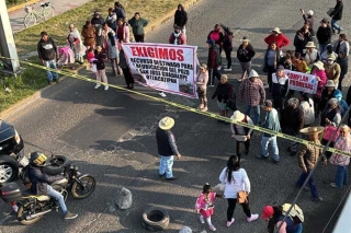 Bloquean la vialidad López Portillo en Toluca por falta de agua