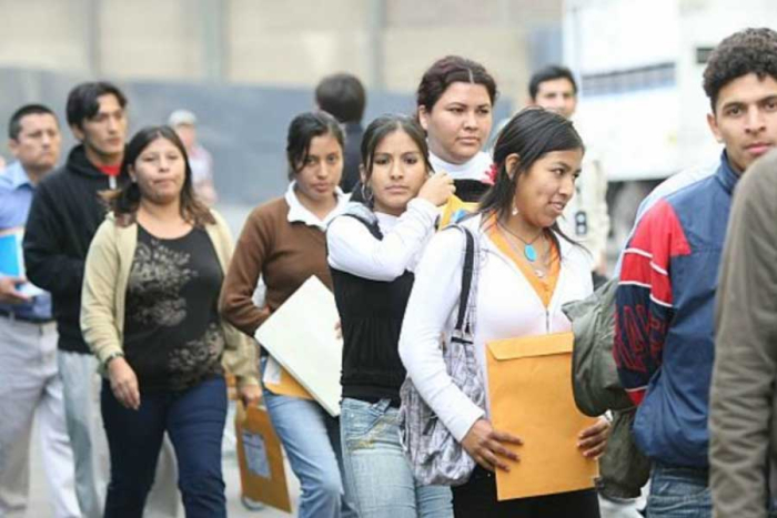 El documento señala que las juventudes enfrentan discriminación estructural