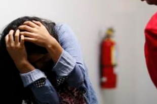 Mujer se protege la cabeza ante una situación de agresión, imagen que refleja la urgencia de fortalecer acciones y registros contra la violencia hacia las mujeres en el Edoméx.