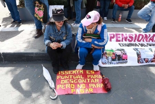 Jubilados y pensionados se manifiestan por adeudo de ISSEMyM