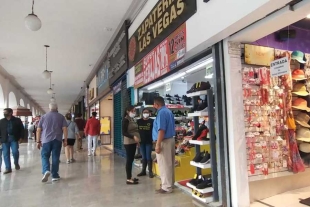 Regina, propietaria de una óptica en Toluca, advirtió que el cobro de “derecho de piso” es lo que más temen