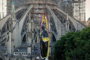 Diseñadas en 1857 por el arquitecto francés Eugène Viollet-le-duc, las estatuas de cobre de Notre Dame representan a los apóstoles y a los evangelistas