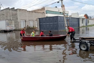 De manera paralela, personal del cuerpo de Bomberos continúa con labores de recorrido y extracción de personas afectadas.