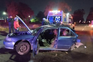 La vialidad se vio afectada durante varios minutos, ya que los vehículos involucrados obstruyeron dos carriles tras el fuerte impacto.