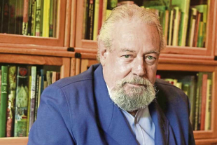 Nacido en el año de 1948, se recibió en el doctorado en Lengua y Literaturas Hispánicas