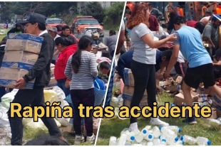 Tras el accidente, automovilistas desviaron sus vehículos para cargar cajas que quedaron esparcidas en la cinta asfáltica